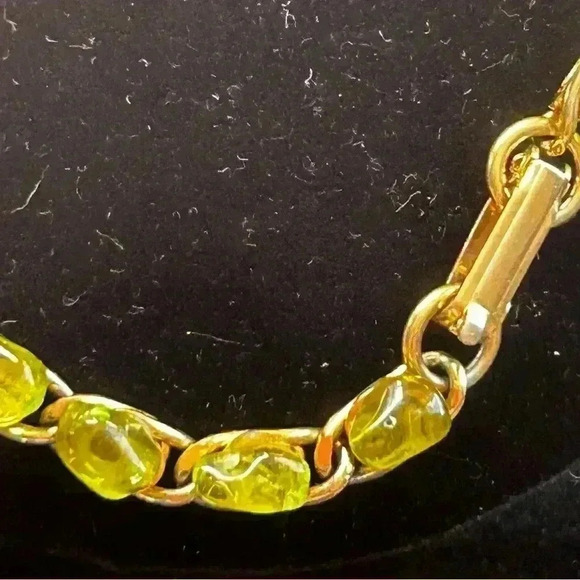 Vintage green stone chip MCM gold tone bracelet 7” - Picture 4 of 5